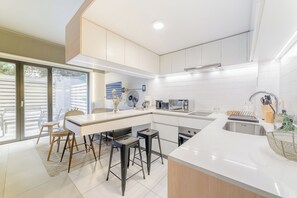 Standard Studio | Private kitchen | Full-size fridge, microwave, oven, stovetop - Huelen Suites Providencia by Andes STR (Santiago)