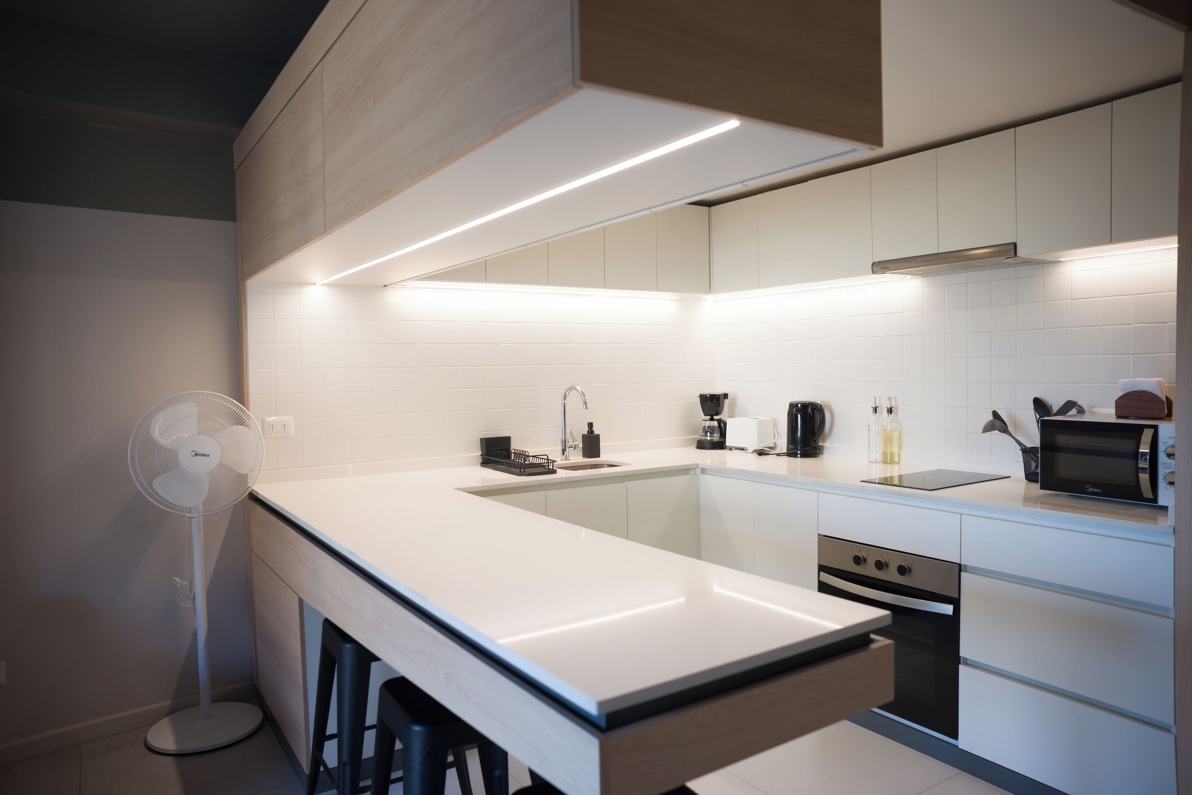 スタンダード アパートメント | 専用キッチン | 大型冷蔵庫、電子レンジ、オーブン、コンロ