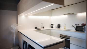 Standard Apartment | Private kitchen | Full-size fridge, microwave, oven, stovetop