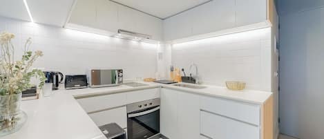 Standard Studio | Private kitchen | Full-size fridge, microwave, oven, stovetop