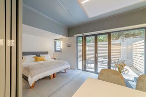 Estudio estándar | Espacio para trabajar con un portátil y tabla de planchar con plancha