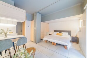 Estudio estándar | Espacio para trabajar con un portátil y tabla de planchar con plancha