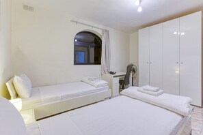 3 bedrooms, desk, WiFi, bed sheets
