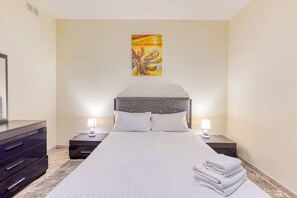 Escritorio, cuna de viaje, wifi y ropa de cama