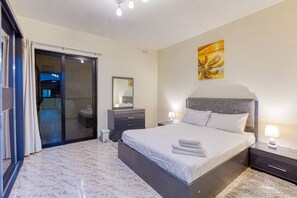 3 bedrooms, desk, WiFi, bed sheets