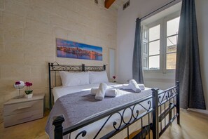 1 Schlafzimmer, Schreibtisch, Bügeleisen/Bügelbrett, Reisekinderbett