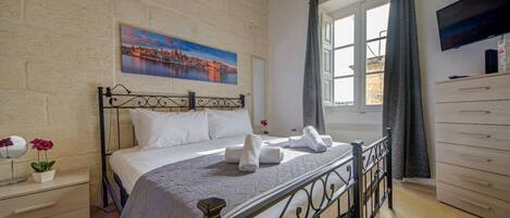 1 chambre, bureau, fer et planche à repasser, Wi-Fi