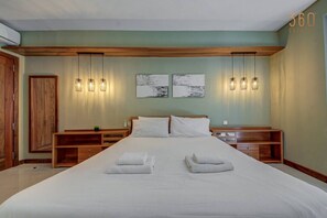 2 bedrooms, desk, iron/ironing board, WiFi