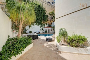 Terrace/patio - Bungalow home with Stunning Pool Area in St`Julian (San Ġiljan)