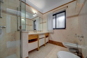 Sèche-cheveux, serviettes fournies, savon, papier toilette