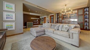 TV - Bungalow home with Stunning Pool Area in St`Julian (San Ġiljan)
