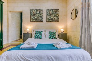 Desk, iron/ironing board, travel cot, WiFi - Traditional 1BR home in Charming town of Bormla (Bormla)