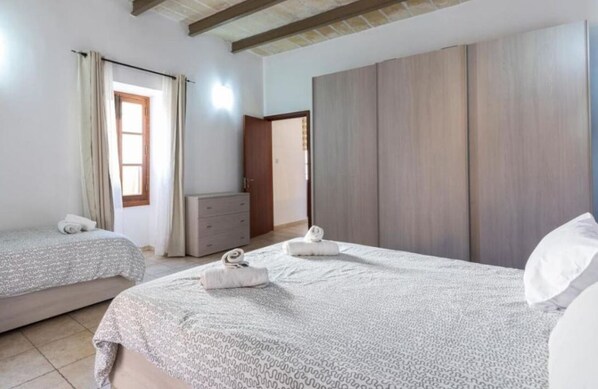 4 habitaciones, escritorio y tabla de planchar con plancha 