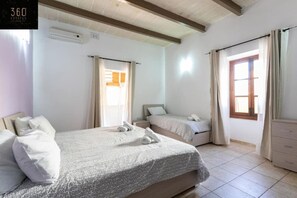 4 habitaciones, escritorio, tabla de planchar con plancha y wifi