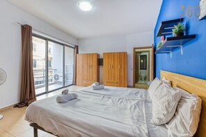 2 chambres, bureau, fer et planche à repasser, lit parapluie