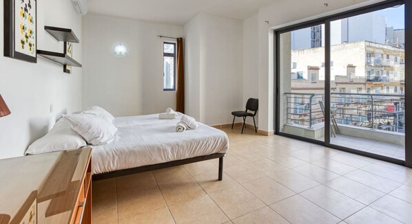 2 bedrooms, desk, iron/ironing board, travel cot - Stylish Apt with Balcony in the Heart of Paceville (St. Julian`s)