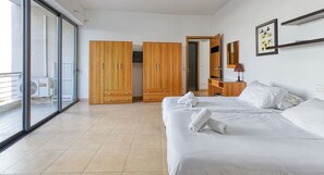 2 slaapkamers, een bureau, een strijkplank/strijkijzer, wifi