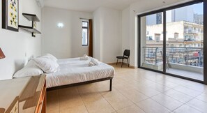 2 habitaciones, escritorio, tabla de planchar con plancha y wifi