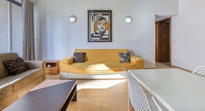 TV - Stylish Apt with Balcony in the Heart of Paceville (St. Julian`s)