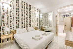 1 slaapkamer, een bureau, een strijkplank/strijkijzer, wifi