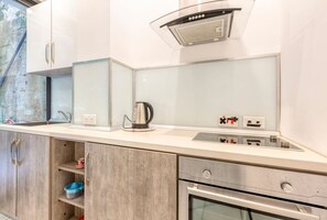 Een koelkast, een microgolfoven, een kookplaat, een broodrooster