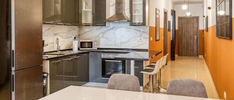 ثلاجة، ميكروويف، فرن، موقد طهي مسطح