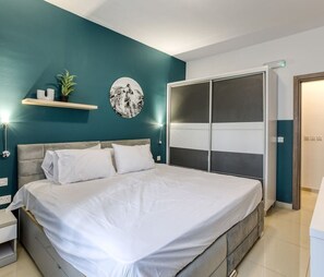 2 soveværelser, skrivebord, strygejern/strygebræt, weekendseng