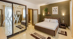 2 bedrooms, desk, iron/ironing board, WiFi