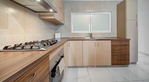 Een koelkast, een microgolfoven, een oven, een kookplaat