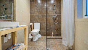 Een haardroger, handdoeken