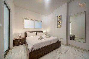 1 slaapkamer, een bureau, een strijkplank/strijkijzer, wifi