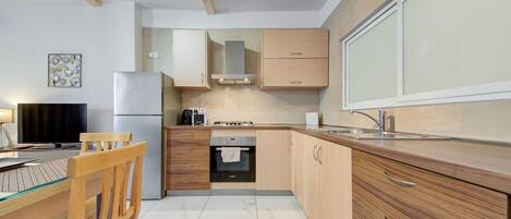 Køleskab, mikrobølgeovn, ovn, kogeplade