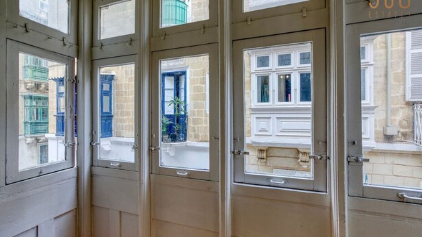 Un ensemble de quatre portes dotées de plusieurs fenêtres, chacune ayant une petite fenêtre en partie supérieure.