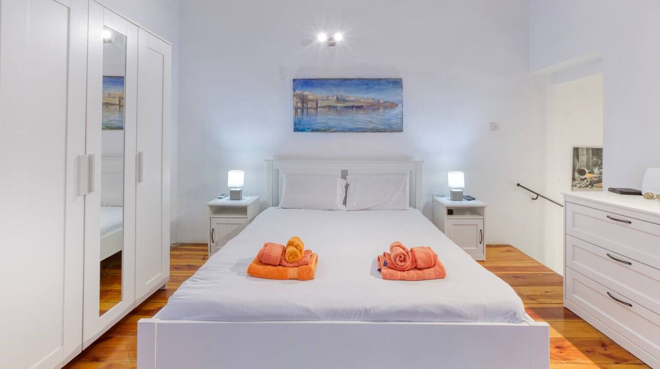 Desk, iron/ironing board, travel cot, WiFi