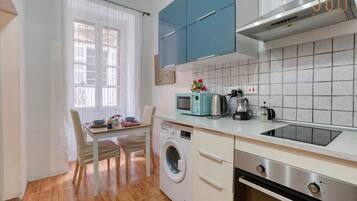 Coffee/tea maker, fridge, microwave, oven