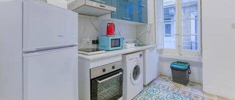 Refrigerador, microondas, horno y parrilla de estufa