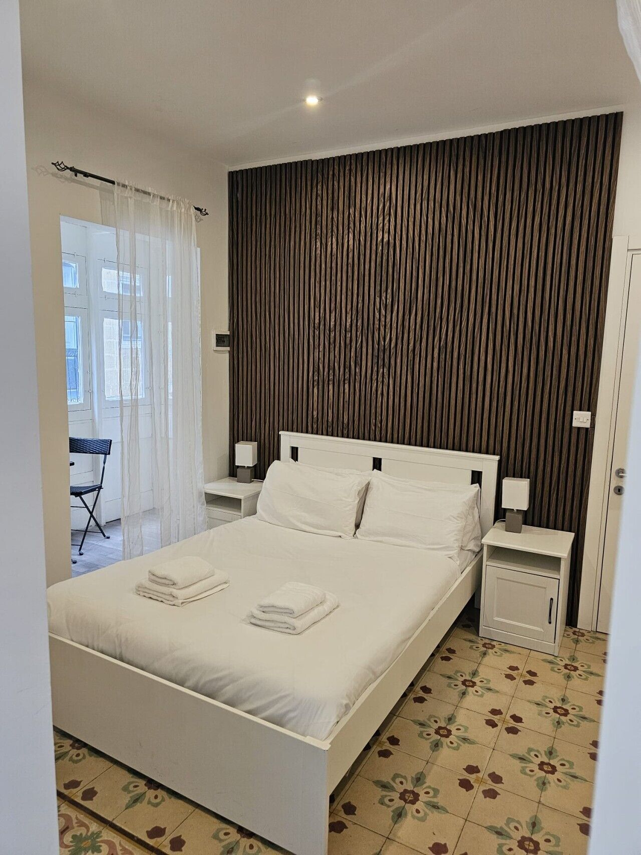Desk, iron/ironing board, travel cot, WiFi