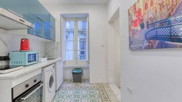 Coffee/tea maker, fridge, microwave, oven