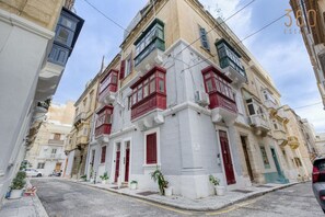 Unclassified image, 5 of 20, button