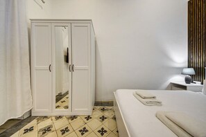 Iron/ironing board, travel crib, WiFi, bed sheets