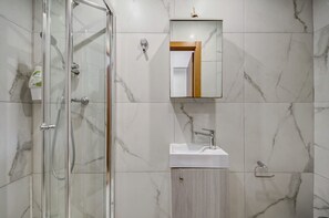 Hair dryer, towels - Charming Studio home in Floriana`s Heart w/WIFI (Il-Furjana)