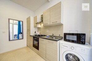 Fridge, microwave, oven, stovetop - A Cosy studio in the heart of charming Floriana! (Il-Furjana)