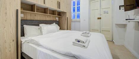 1 chambre, bureau, fer et planche à repasser, lit parapluie
