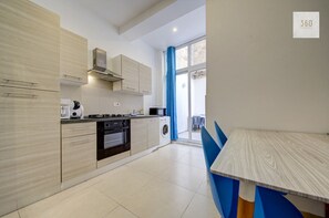 Fridge, microwave, oven, stovetop - A Cosy studio in the heart of charming Floriana! (Il-Furjana)