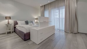 3 soverom, skrivebord, strykejern/-brett og reiseseng for barn