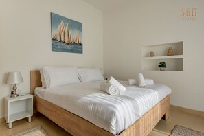 1 slaapkamer, een bureau, een strijkplank/strijkijzer, reisbedje