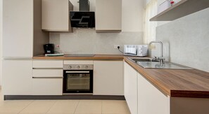 ثلاجة، فرن، ماكينة لصنع القهوة/الشاي، محمصة خبز