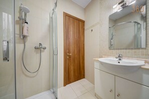 Amenidades de baño gratuitas, toallas, papel de baño 