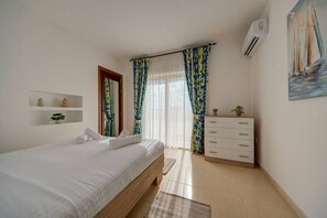 1 habitación, escritorio, tabla de planchar con plancha y cuna de viaje 