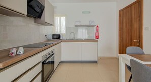 ثلاجة، فرن، ماكينة لصنع القهوة/الشاي، محمصة خبز